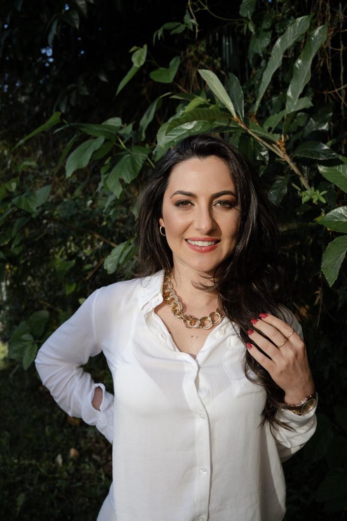 Camila Dall' Igna, terapeuta e mentora em independência emocional