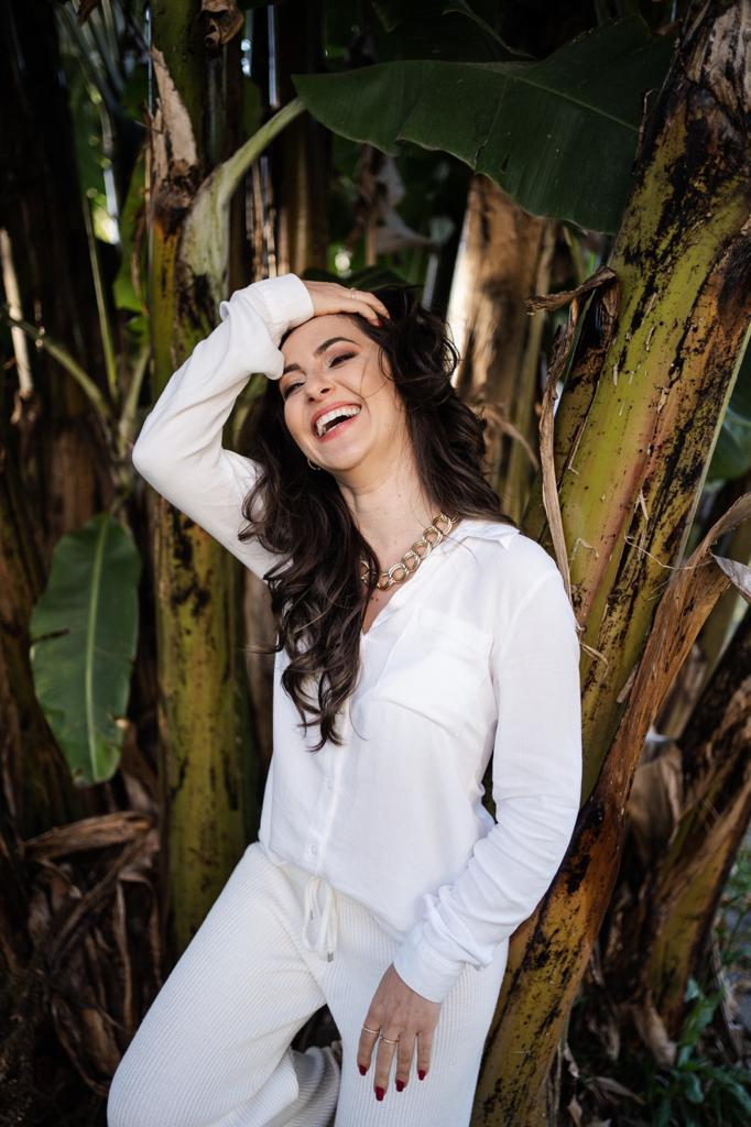 Camila Dall' Igna sorrindo, leve e livre